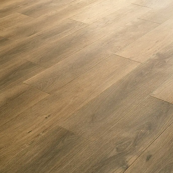 Vinylboden SPC Silent - Frisco Eiche, Landhausdiele, 1.220 x 229 x 5,3 mm - Helles braunes Holzfußboden mit sichtbarer Maserung, in Dielen verlegt, für eine warme, natürliche Bodenfläche.