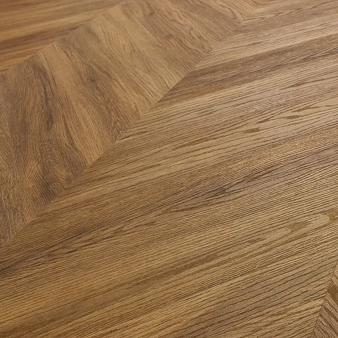 Vinylboden SPC Chevron - Jersey Eiche, 120 x 600 x 4,5 mm - Brauner Eichenholz-Boden mit klassischem Fischgrätmuster, zeigt natürliche Maserung.