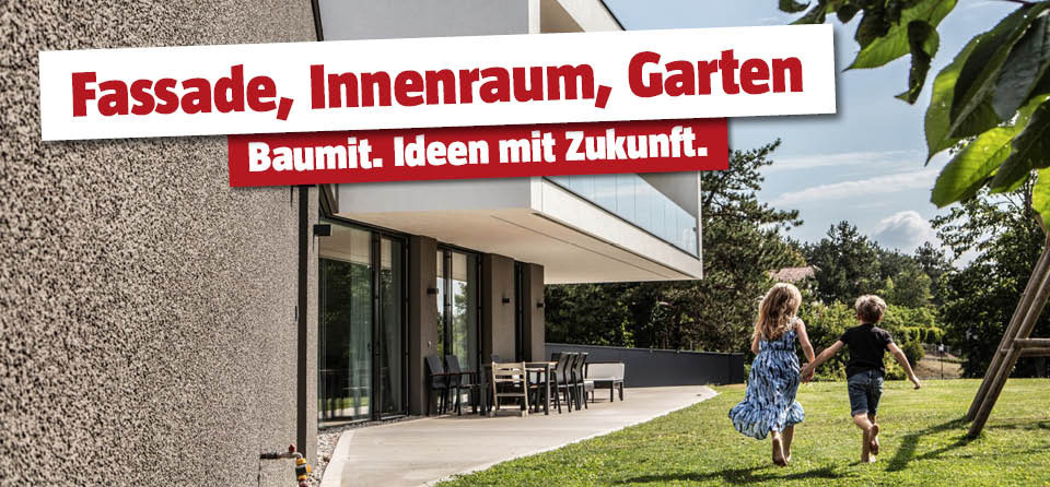 Mädchen und Junge rennen im Garten