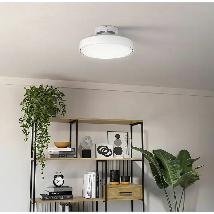 Eglo Ventilador de techo Morenci - Blanco, 48 cm, 18 W, Blanco cálido - Lámpara de techo circular blanca, iluminada en un ambiente de habitación moderno.