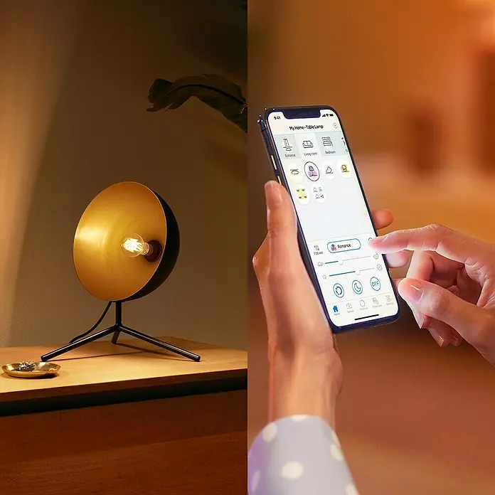 Philips Wiz Smart-LED-Lampe - E27, Dimmbar, Neutralweiß, 903 lm, 8 W, 1 Stk. - Eine gold-schwarze Tischlampe wird per Smartphone-App gesteuert, wobei Lichteinstellungen und die Szene „Romance“ angezeigt werden.