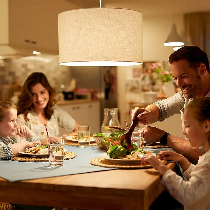 Philips Wiz Smart-LED-Lampe matter - E27, Dimmbar, Neutralweiß, 1.521 lm, 13 W, 1 Stk. - Große, helle Stoff-Pendelleuchte, die einen Familientisch warm beleuchtet.