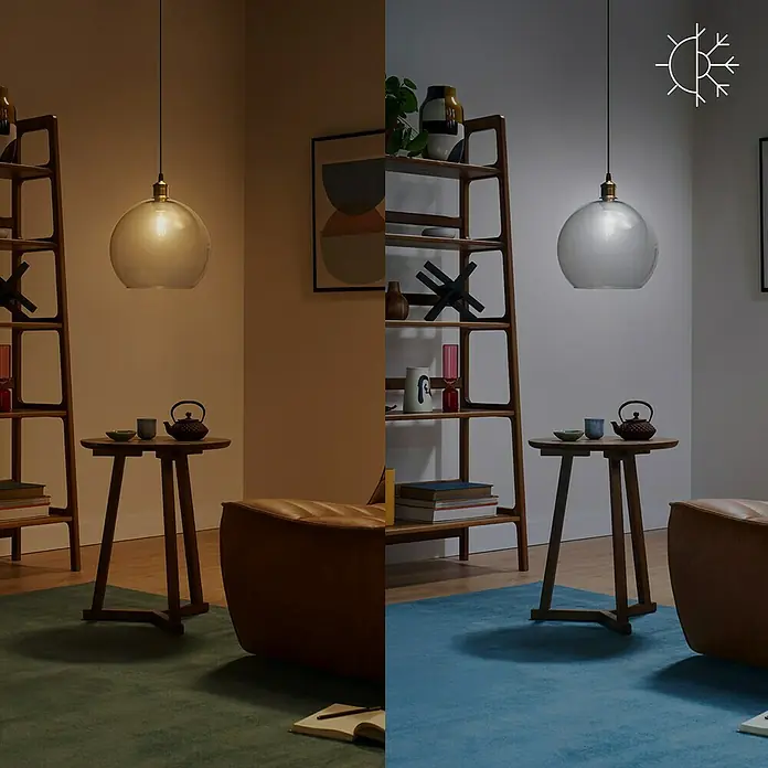 Philips Wiz Smart-LED-Lampe - E27, Dimmbar, Neutralweiß, 903 lm, 8 W, 1 Stk. - Runde Glaspendelleuchte mit Messingfassung, die ein Wohnzimmer in warmen und kühlen Lichttönen erhellt.