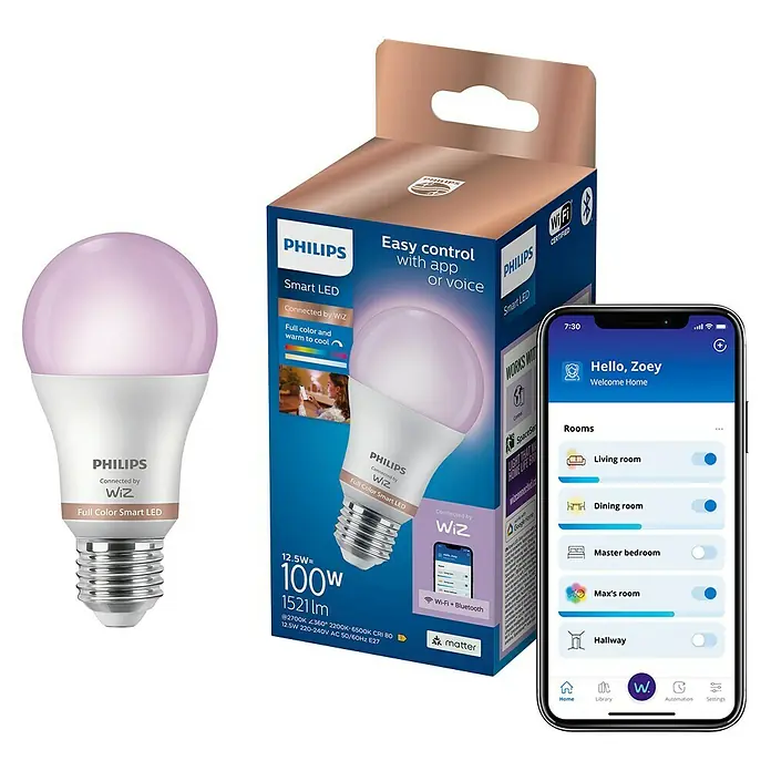 Philips Wiz Smart-LED-Lampe matter - E27, Dimmbar, RGBW, 1.521 lm, 13 W, 1 Stk. - Eine Philips Wiz Smart-LED-Birne, ihre Verpackung mit Funktionen und ein Smartphone mit der Steuerungs-App.