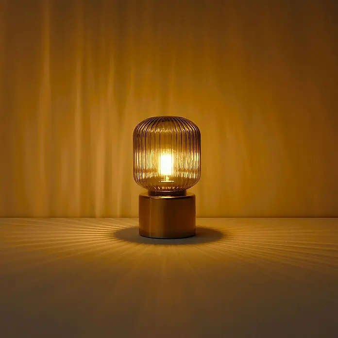 Philips Wiz Smart-LED-Lampe - E27, Dimmbar, Neutralweiß, 903 lm, 8 W, 1 Stk. - Warm leuchtende Tischlampe mit geripptem Glasschirm und Messingsockel, wirft strahlende Lichtmuster.