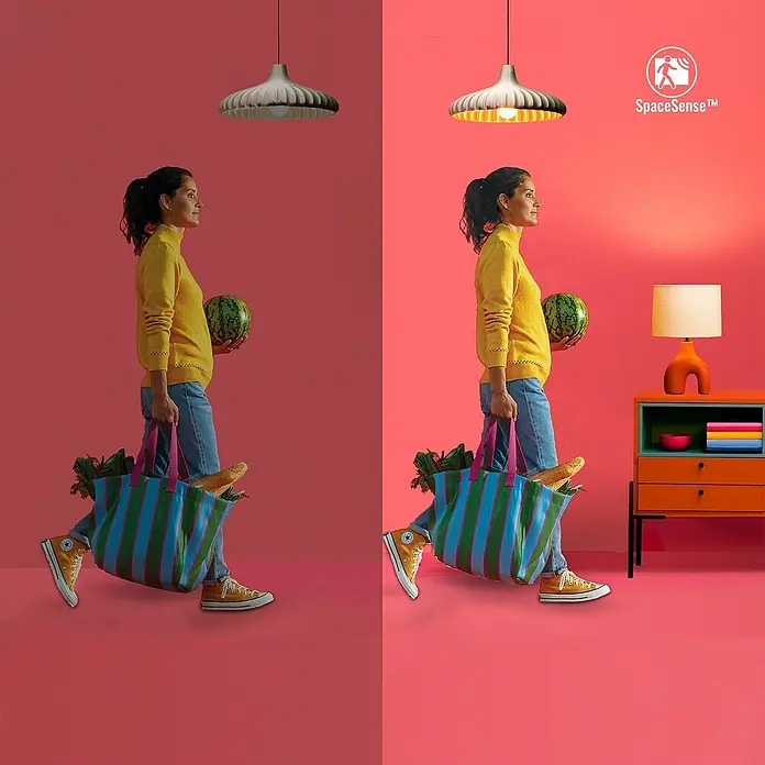 Philips Wiz Smart-LED-Lampe matter - E27, Dimmbar, RGBW, 806 lm, 8,5 W, 2 Stk. - SpaceSense™ erhellt automatisch einen dunklen Raum, wenn eine Frau eintritt, und schafft eine warme, einladende Atmosphäre.