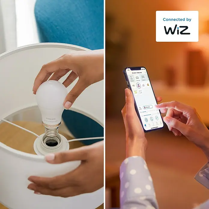 Philips Wiz Smart-LED-Lampe matter - E27, Dimmbar, RGBW, 470 lm, 4,9 W, 1 Stk. - Hände installieren eine Philips WiZ Smart-Glühbirne in einer Lampe, während andere Hände eine Smartphone-App zur Lichtsteuerung verwenden.