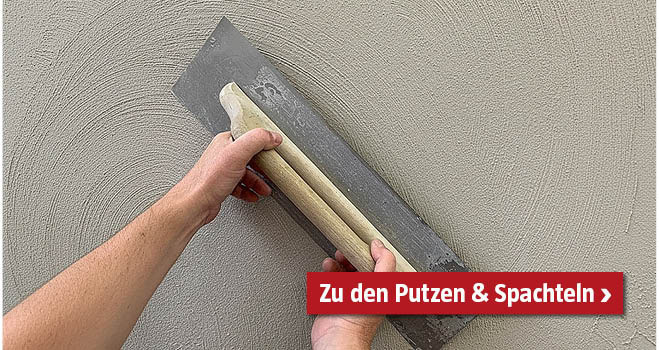 Wand wird mit einer Spachtel verputzt