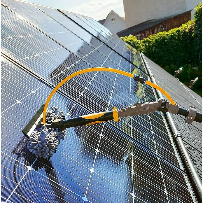 Neptun PV-  & Fassaden Reinigungsset mit verschiedenen Aufsätzen - Teleskopstiel, 180 cm - 850 cm - Solarpanel-Reinigungsgerät mit gelbem Schlauch, grauem Mikrofaser-Mopp und schwarz/gelbem Griff auf nassen Paneelen.