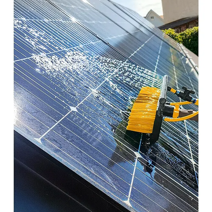 Neptun PV-  & Fassaden Reinigungsset mit verschiedenen Aufsätzen - Teleskopstiel, 120 cm - 490 cm - Gelbe Bürste mit Wasser, die Solarmodule reinigt.
