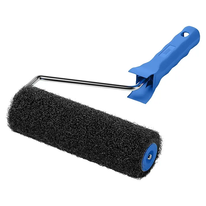 Knauf Auftragswalze für pastöse Spachtelmassen - Breite Walze: 22 cm, Durchmesser: 7 cm - Schwarze strukturierte Farbrolle mit blauem Griff und silbernem Rahmen.