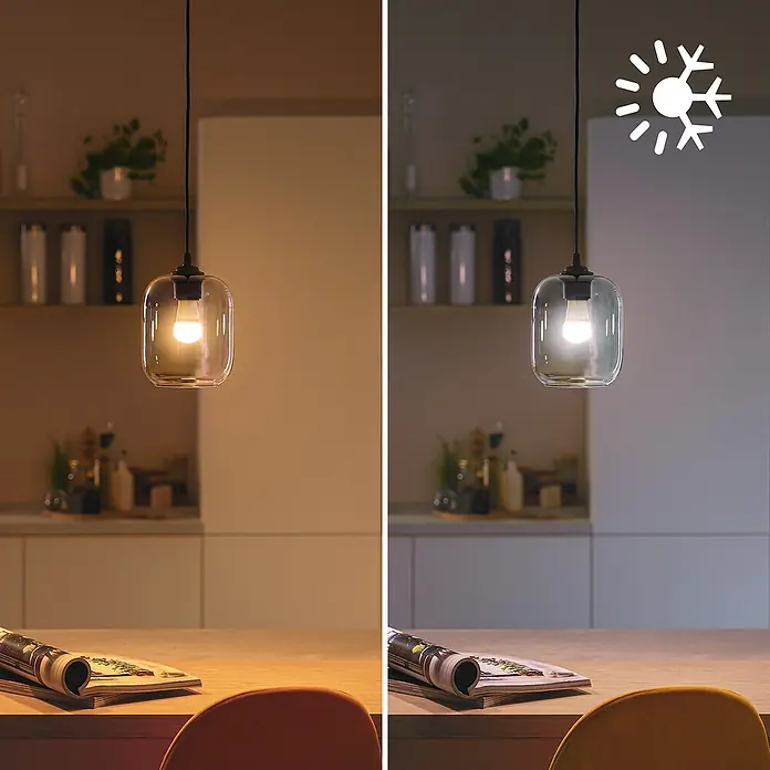Philips Wiz Smart-LED-Lampe matter - E27, Dimmbar, RGBW, 470 lm, 4,9 W, 1 Stk. - Hängeleuchte aus Klarglas, links warmes, rechts kühles Licht mit Symbolen in einer Küche.