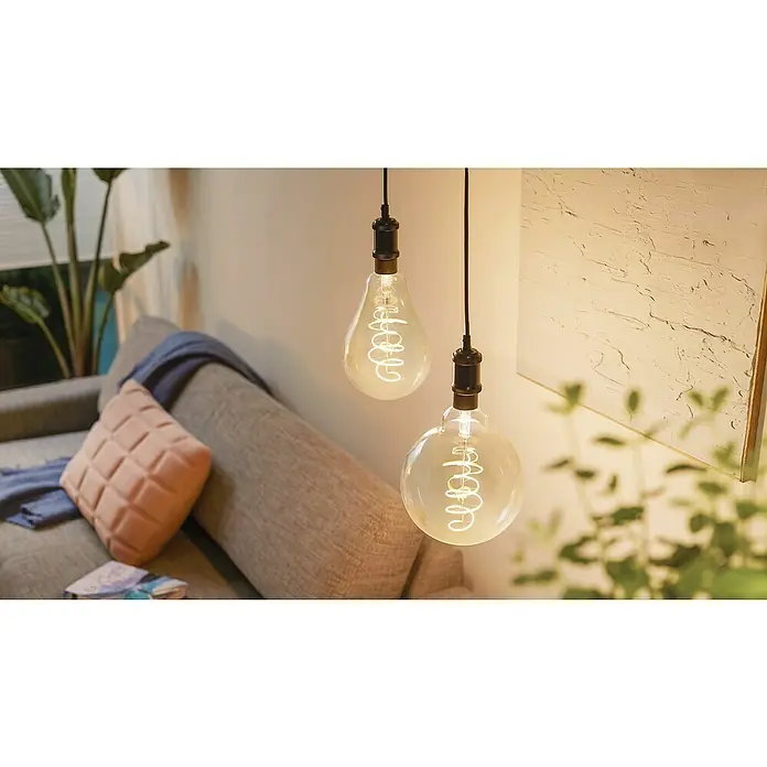 Philips Wiz Smart-LED-Lampe - E27, Dimmbar, Neutralweiß, 390 lm, 6 W, 1 Stk. - Zwei große, dekorative LED-Filament-Glühbirnen hängen in einem gemütlichen Wohnzimmer und spenden warmes Licht.