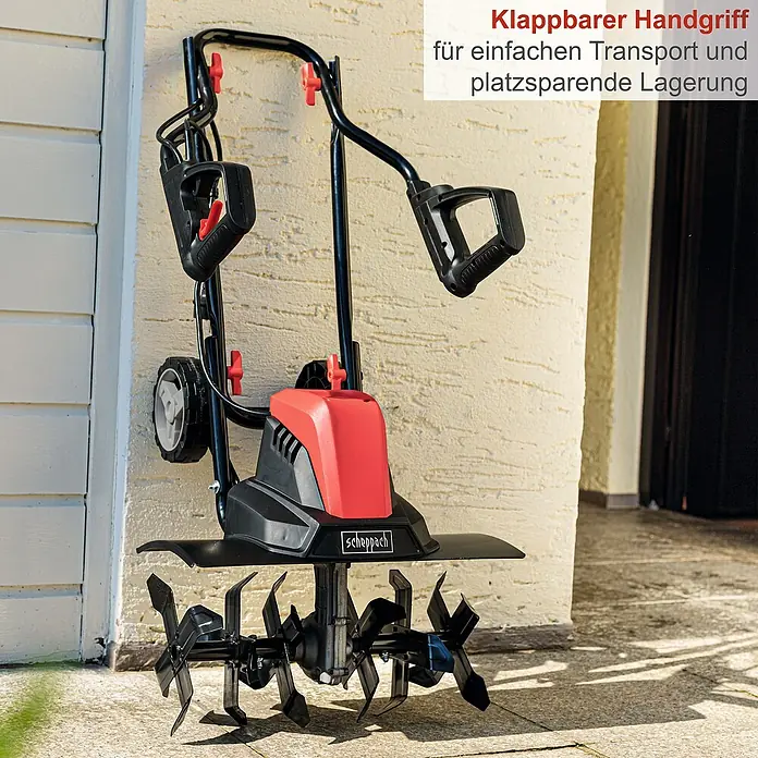 Scheppach Azada eléctrica MTE460 - Potencia: 1.500 W, Anchura de trabajo: 45 cm, Profundidad de trabajo: 22 cm - Motoazada Scheppach roja y negra con mango plegable para fácil transporte y almacenamiento compacto, de pie en un patio.