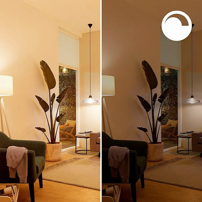 Philips Wiz Smart-LED-Lampe - GU10, Dimmbar, Neutralweiß, 400 lm, 4,7 W, 2 Stk. - Ein geteiltes Wohnzimmer zeigt links helles, warmes Licht und rechts gedimmtes, sehr warmes Licht, was die Dimmfunktion hervorhebt.