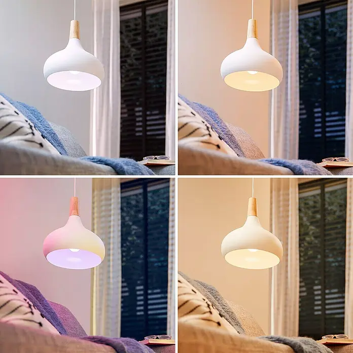 Philips Wiz Smart-LED-Lampe - GU10, Dimmbar, RGBW, 400 lm, 4,7 W, 2 Stk. - Eine weiße Pendelleuchte mit Holzdetail beleuchtet ein Wohnzimmer in verschiedenen einstellbaren Farben.