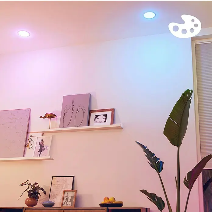 Philips Wiz Smart-LED-Lampe - GU10, Dimmbar, RGBW, 400 lm, 4,7 W, 2 Stk. - Zwei smarte Einbauleuchten beleuchten einen Raum mit leuchtendem lila und blauem Licht, das Ambiente-Optionen zeigt.