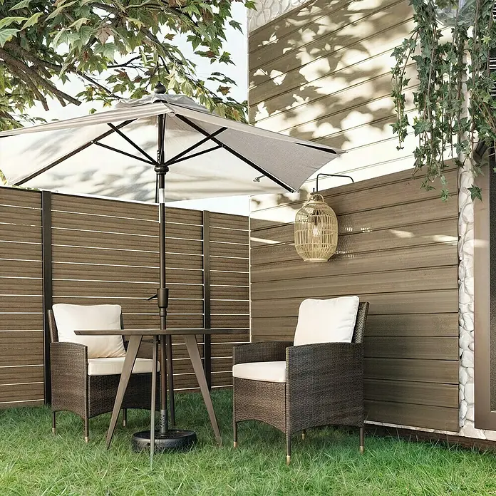 Dioco Revestimiento decorativo texturado - L x An x Es: 2.200 x 148 x 21 mm, Marrón - Conjunto de patio exterior: dos sillas de mimbre marrón con cojines crema, una mesa redonda y una sombrilla beige.