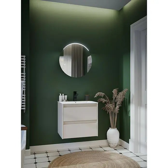 Riva Sabbia Badmöbel-Set - Gesamtbreite Badmöbel: 61,5 cm, Kaschmir, Matt - Helles beige schwebender Waschtisch mit zwei Schubladen und schwarzem Wasserhahn in einem modernen Badezimmer.