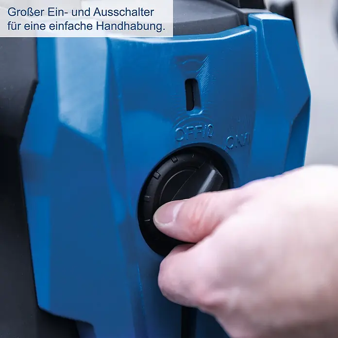 Scheppach Hochdruckreiniger SHD110 - 1.400 W, Max. Druck: 110 bar, Fördermenge: 390 l/h - Blaues Gerät mit großem schwarzem Dreh-Ein-/Ausschalter, von einer Hand zur einfachen Bedienung betätigt.
