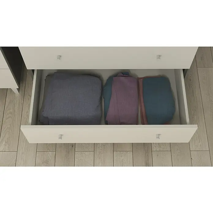 Meka Block Cómoda París - L x An x Al: 48 x 80,2 x 100,4 cm, Gris París/Blanco Liso, Número de cajones: 4 ud. - Cajón abierto de color claro lleno de ropa doblada cuidadosamente en gris, morado y turquesa, sobre suelo de madera.