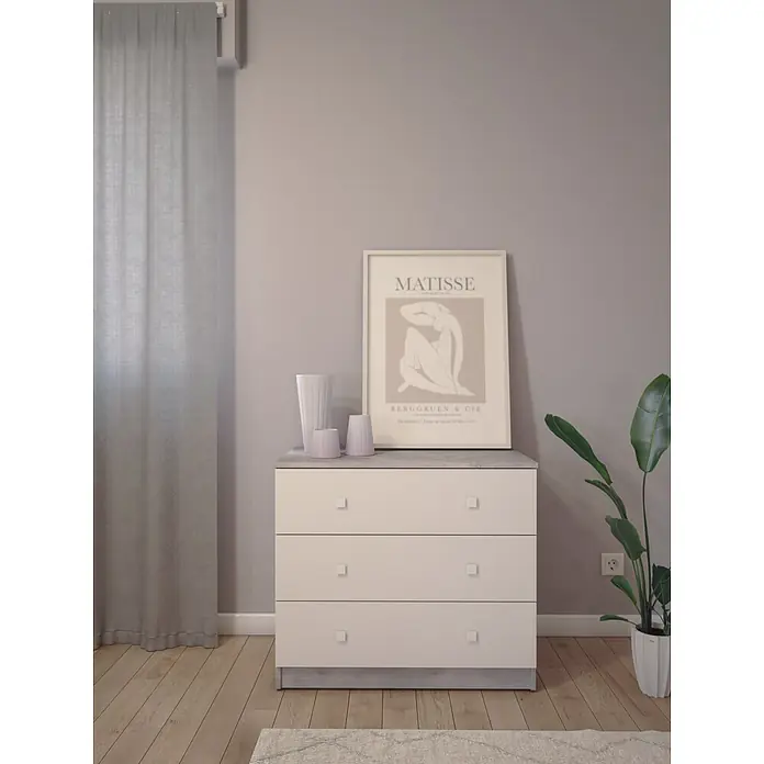 Meka Block Cómoda con mesitas de noche K-63 - 3 pzs., Cemento Grey/Blanco Liso - Cómoda de tres cajones con cajones beige claro, tiradores cuadrados y tapa gris texturizada.