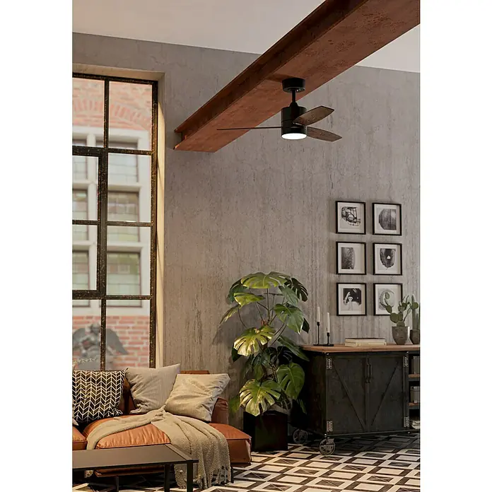 Eglo Deckenventilator MANDAREE - Durchmesser: 106 cm, schwarz / Walnuss, Mit Leuchtmittel, LED - Schwarzer Deckenventilator mit Holzflügeln, montiert an einem rostigen I-Träger in einem modernen Industrielook-Wohnzimmer.
