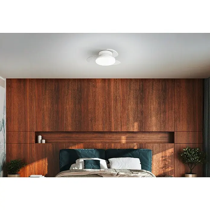 Eglo Deckenventilator Hovley - Weiß, 41 cm, Warmweiß - Weißer Deckenventilator mit Licht, an der Decke eines Schlafzimmers mit dunkler Holzverkleidung montiert.