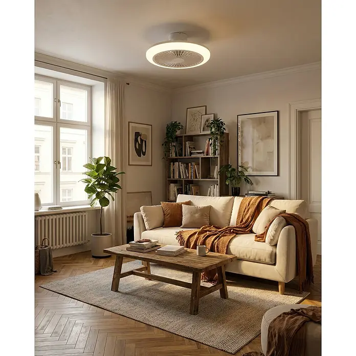 Eglo Deckenventilator Salvador - Weiß, 46 cm, 17,6 W, Warmweiß - Weißer runder Deckenventilator mit integriertem LED-Lichtring, der ein modernes Wohnzimmer beleuchtet.