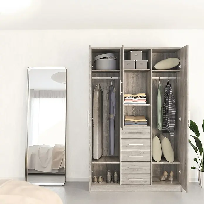 Meka Block Armario para ropa K-9235 - L x An x Al: 50 cm x 130 mm x 200 cm, Roble Cortez - Un armario abierto de madera clara en un dormitorio, mostrando ropa, zapatos y artículos de almacenaje.