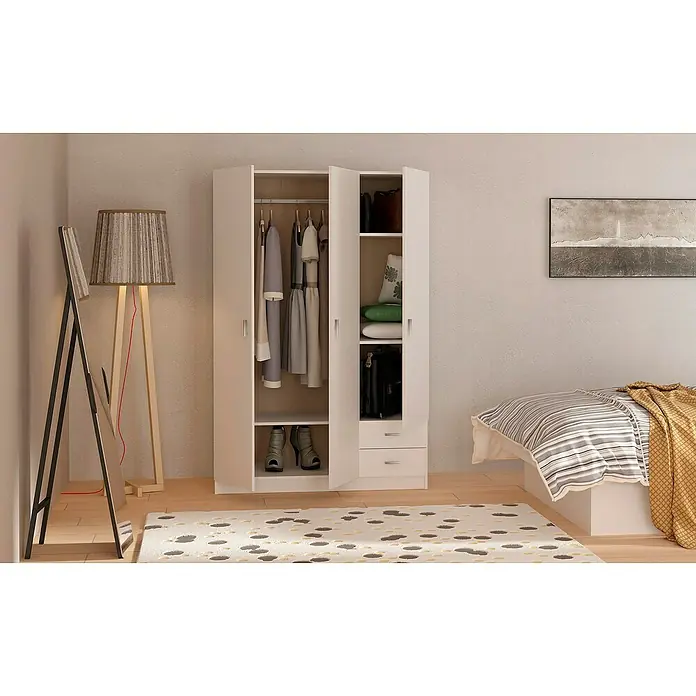Meka Block Armario para ropa K-9460 - L x An x Al: 52 cm x 120 cm x 180 mm, Blanco Liso - Armario blanco de dos puertas abierto, mostrando ropa colgada, estantes con bolsos y cojines, y zapatos en la parte inferior, ubicado en un dormitorio.