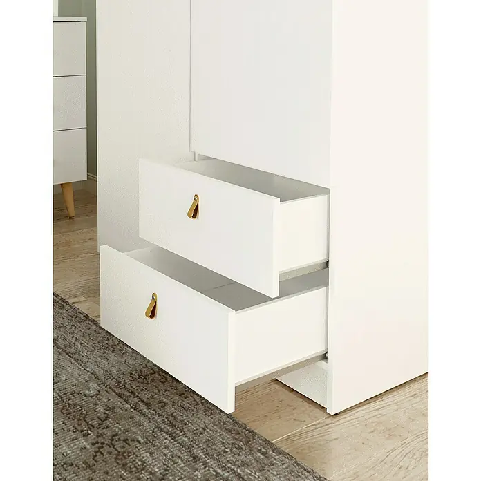 Meka Block Armario para ropa K-709 - L x An x Al: 51,6 x 100,2 x 200 cm, Blanco Poro - Dos cajones blancos con tiradores de cuero marrón, parcialmente abiertos en un mueble blanco, junto a una alfombra en suelo de madera.