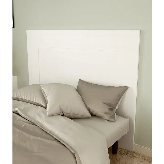 Meka Block Cabecero de cama K-875 - An x Al: 160 x 130 cm, Blanco Poro - Cabecero moderno de madera blanca con ropa de cama y almohadas beige claro.
