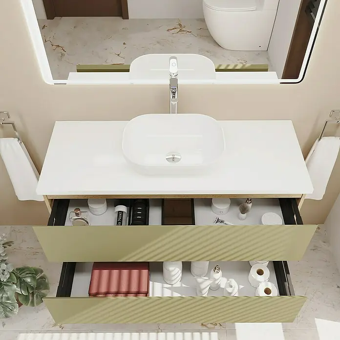 Mueble bajo de lavabo Isa - An x Pr x Al: 120 x 44,6 x 54,5 cm, Verde, Apertura con uñero ingletado 45 grados - Mueble de baño moderno verde claro con encimera y lavabo blancos, dos cajones abiertos revelan artículos de tocador y toallas.