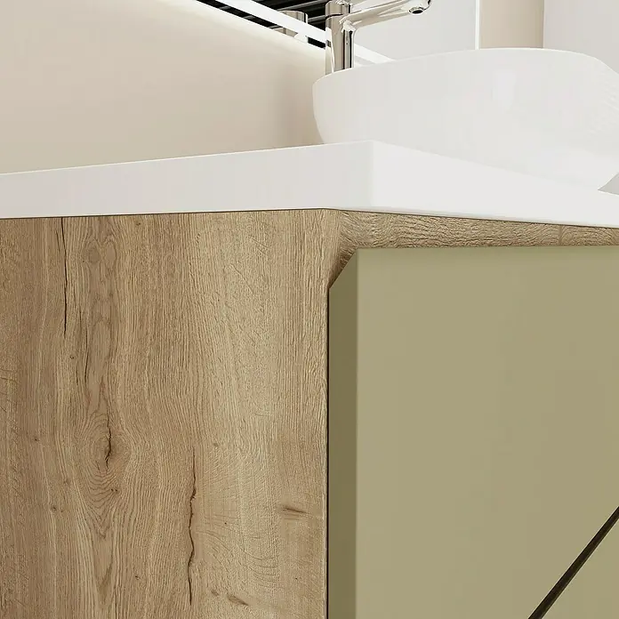 Mueble bajo de lavabo Isa - An x Pr x Al: 120 x 44,6 x 54,5 cm, Verde, Apertura con uñero ingletado 45 grados - Mueble de baño moderno con encimera y lavabo blancos, panel lateral de madera clara y frontal de armario verde oliva.