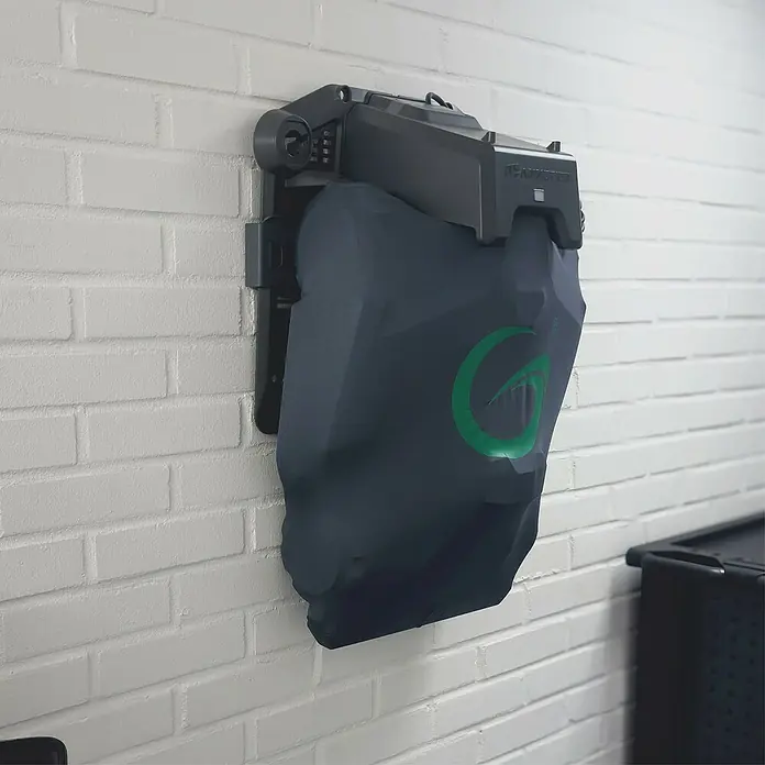 Grimsholm Green Abdeckhaube für Rasenmäher - L x B: 290 x 240 mm, Gängige Mähroboter-Modelle - Dunkelgrauer Wandstaubsauger mit Stoffauffangbeutel und grünem Logo.