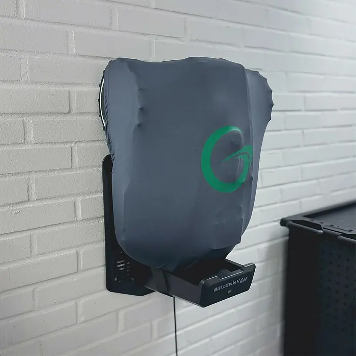 Grimsholm Green Abdeckhaube für Rasenmäher - L x B: 290 x 240 mm, Gängige Mähroboter-Modelle - Dunkelgraue Stoffabdeckung mit grünem Logo über einem wandmontierten Gerät mit schwarzem Sockel.