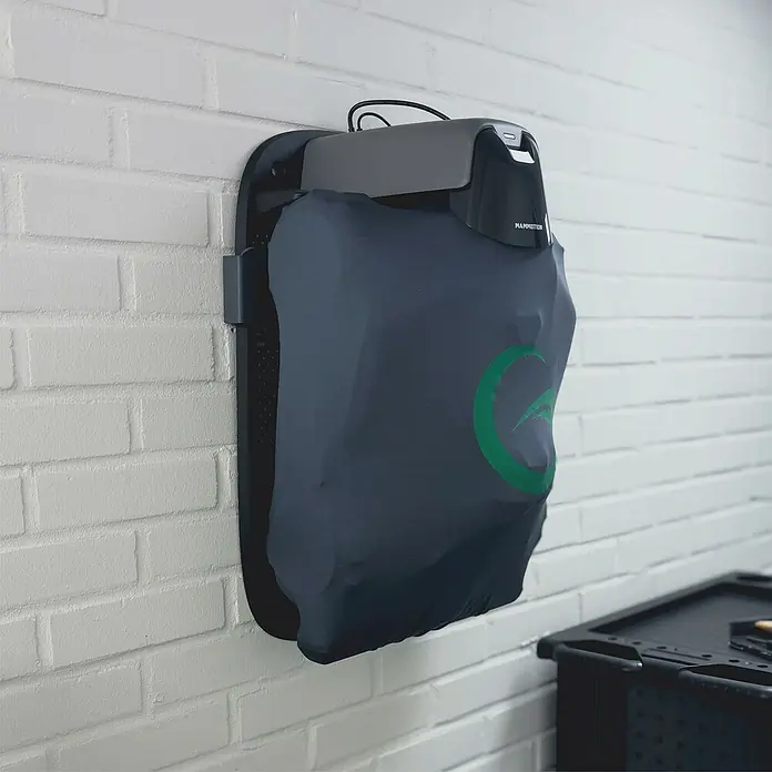 Grimsholm Green Abdeckhaube für Rasenmäher - L x B: 290 x 240 mm, Gängige Mähroboter-Modelle - Dunkelgraue Roboter-Rasenmäher-Ladestation mit Schutzhülle und grünem Logo, an einer Wand montiert.