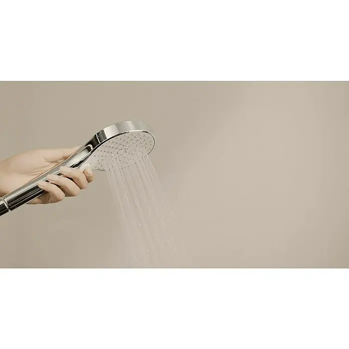 Hansa Viva Handbrause - Durchmesser Handbrause: 11 cm, Chrom - Eine Hand hält eine chromfarbene Handbrause, aus der Wasser sprüht.