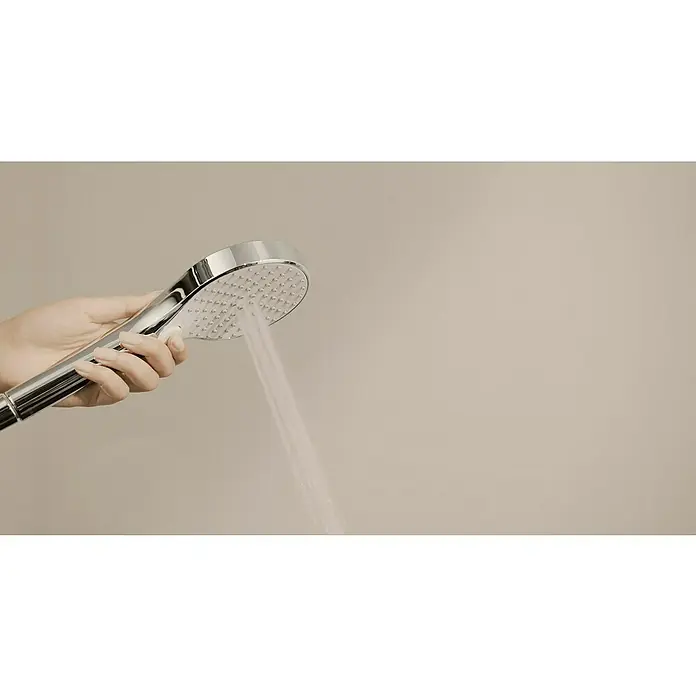 Hansa Viva Handbrause - Durchmesser Handbrause: 11 cm, Chrom - Hand hält einen glänzenden Chrom-Duschkopf, aus dem Wasser spritzt.