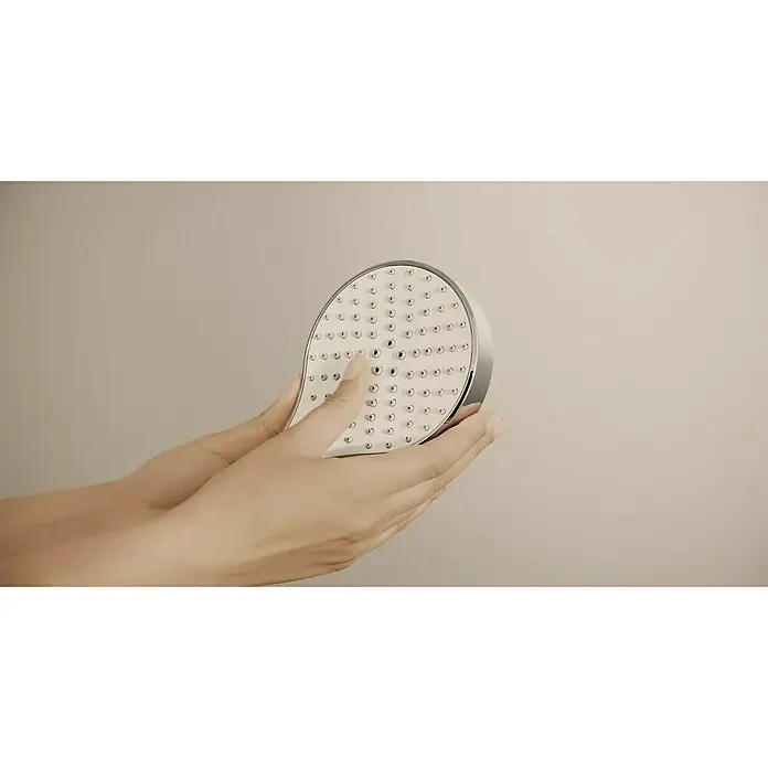 Hansa Viva Handbrause - Durchmesser Handbrause: 11 cm, Chrom - Hände halten einen weißen und verchromten Brausekopf mit flexibler Strahlscheibe und mehreren Düsen.