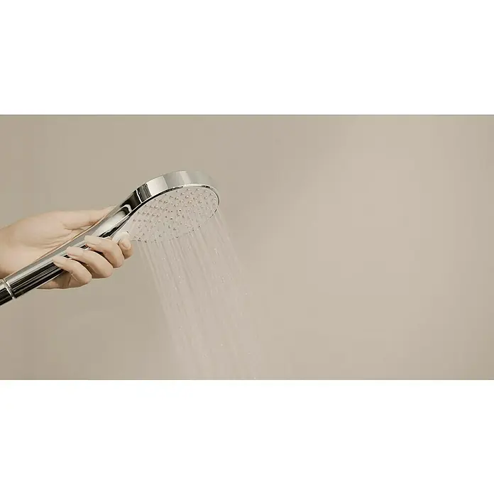 Hansa Viva Handbrause - Durchmesser Handbrause: 11 cm, Chrom - Chrom-Duschkopf, von einer Hand gehalten, aus dem Wasser fließt.