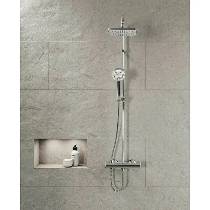 Hansa Micra Duschsystem Style - Lochabstand: 147 cm - 153 cm, Anzahl Strahlarten: 3 Stk., Chrom - Verchromtes Duschsystem mit quadratischem Regenduschkopf und Handbrause, montiert an Fliesenwand mit Nische.