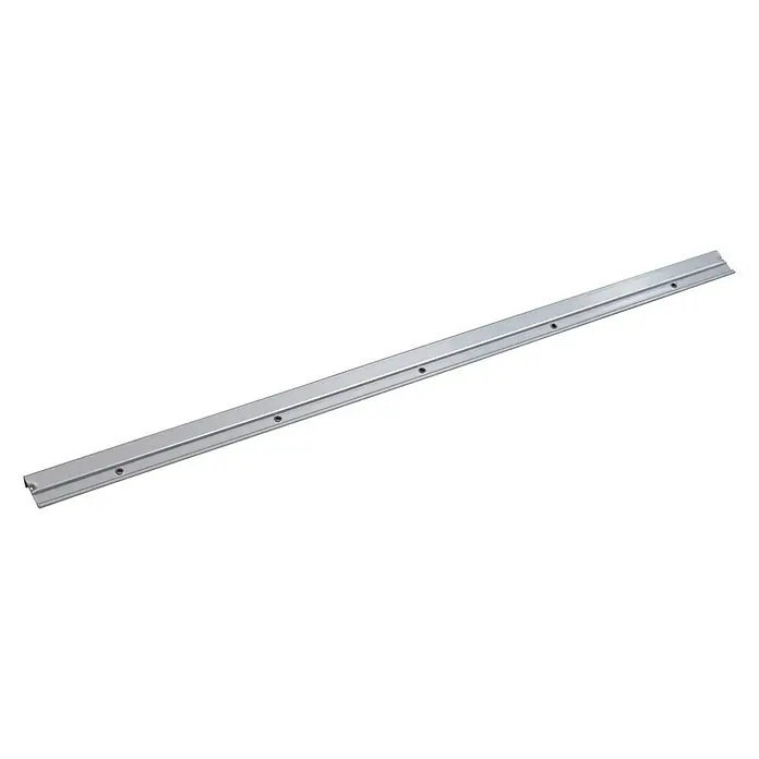 Element System Easy WandleistePassend für: Element System Hängeschiene Easy, Länge: 100 cm, Belastbarkeit: 150 kg - Eine silberne Metallschiene mit mehreren Löchern darauf. Sie ist lang und schmal, und scheint für eine Art Montage vorgesehen zu sein.