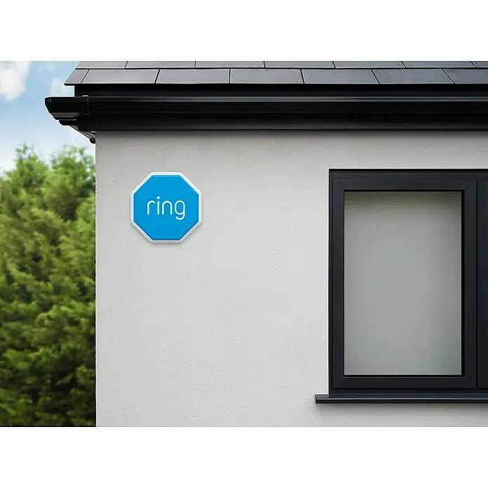 Ring Alarmsirene Outdoor - 100 dB, Batteriebetrieben - Blaues achteckiges Ring-Sicherheitsschild an einer Hauswand neben einem Fenster.