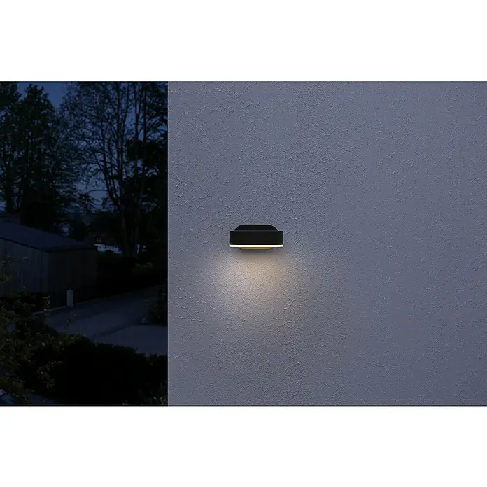 Osram Endura Style LED-Außenwandleuchte Mini - 8 W, 100 x 230 x 54 mm, Grau, IP44 - Schwarze Außenwandleuchte an texturierter Wand, strahlt warmes Licht nach unten.