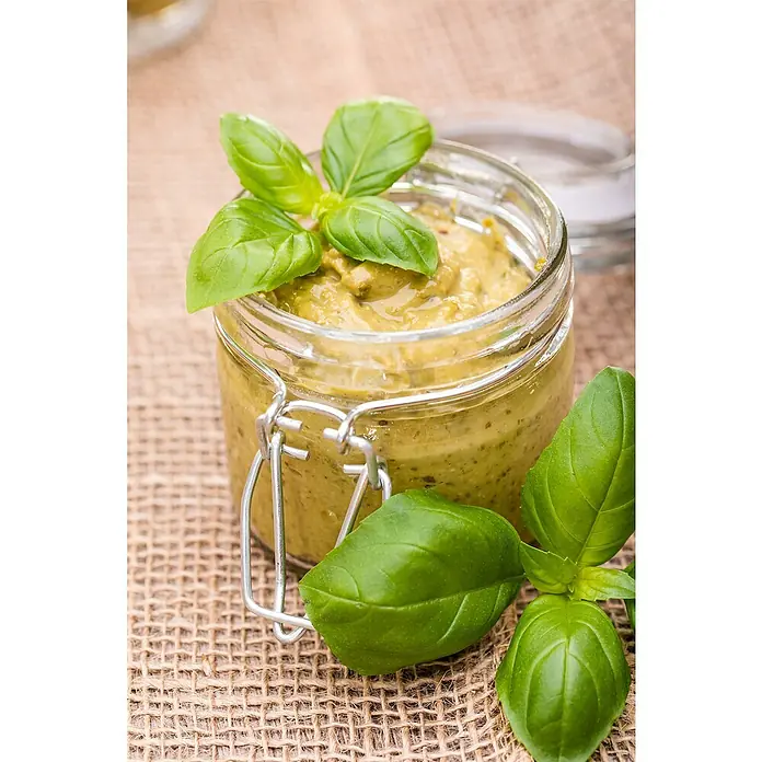 Piardino Bio Basilikum - Ocimum basilicum, Topfgröße: 14 cm - Grünes Pesto in einem Glas mit Metallverschluss, garniert mit frischen Basilikumblättern, auf Jutestoff.