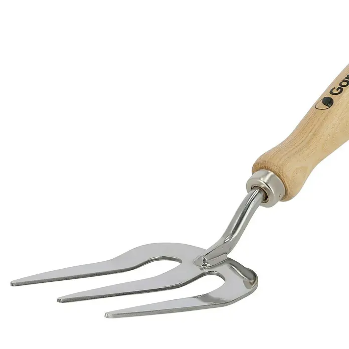 Gardol Spatengabel - Anzahl Zinken: 3 Stk. - Glänzendes Metall-Gartenhandwerkzeug mit drei Zinken und einer Hackenklinge, befestigt an einem hellen Holzgriff.
