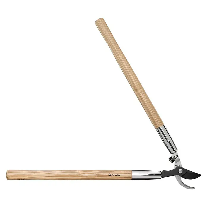 Gardol Astschere - Schneidsystem Gartenschere: Bypass, Länge: 70,5 cm - Holzstiel-Astschere mit silbernen Verbindungsstücken und dunklen Klingen, geöffnet zum Beschneiden.