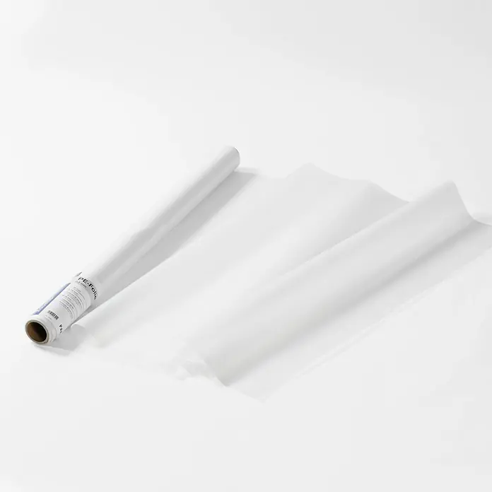 Parador Vinylboden Trendtime 6 - Eiche Natural Mix Grau, Schlossdiele, 2.200 x 216 x 9,6 mm - Rolle teilweise abgerollter transparenter weißer PE-Folie.
